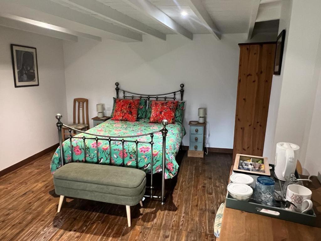 The Little Robin Bed & Breakfast Chevanceaux Екстериор снимка